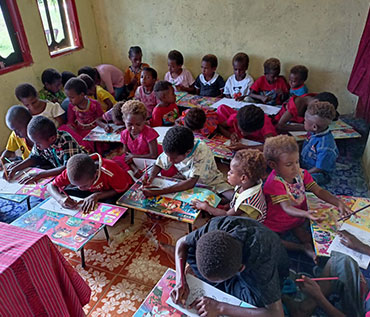 Berbagi Peralatan Tulis ke Anak-Anak di Kab. Tambrauw, Papua Barat